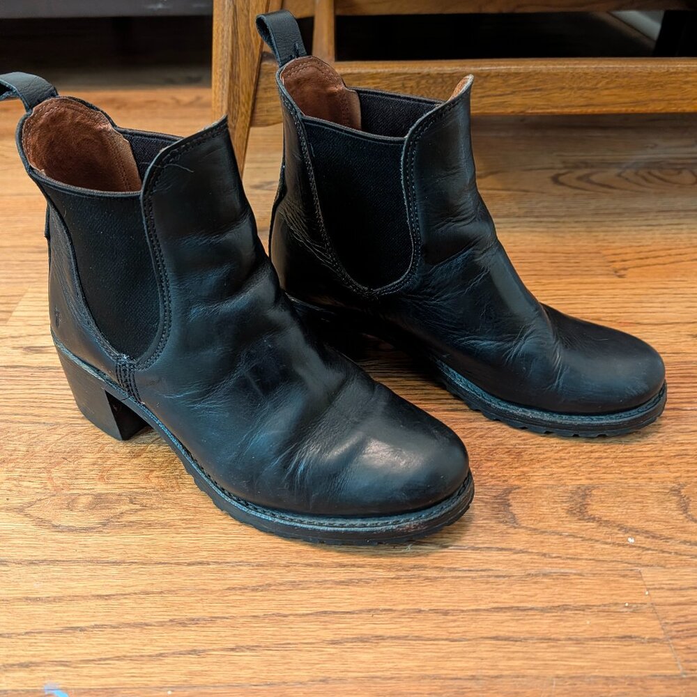 Frye Sabrina Chelsea Trendy Black Leather Classic Heel Moto Ankle Boots 9.5